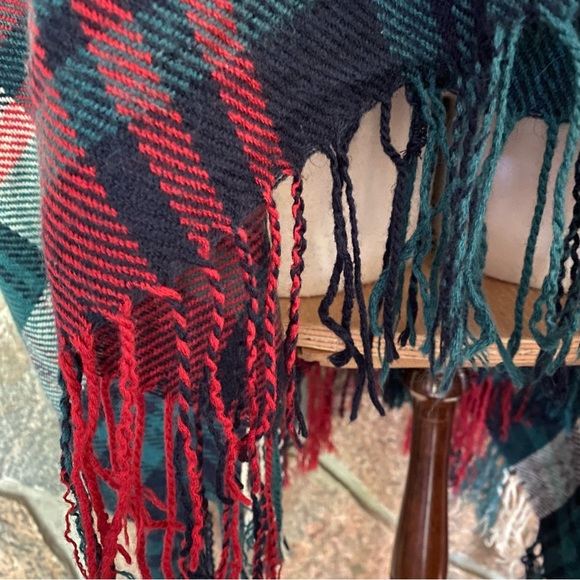 Cozy plaid fringed wrap - Picture 4 of 6